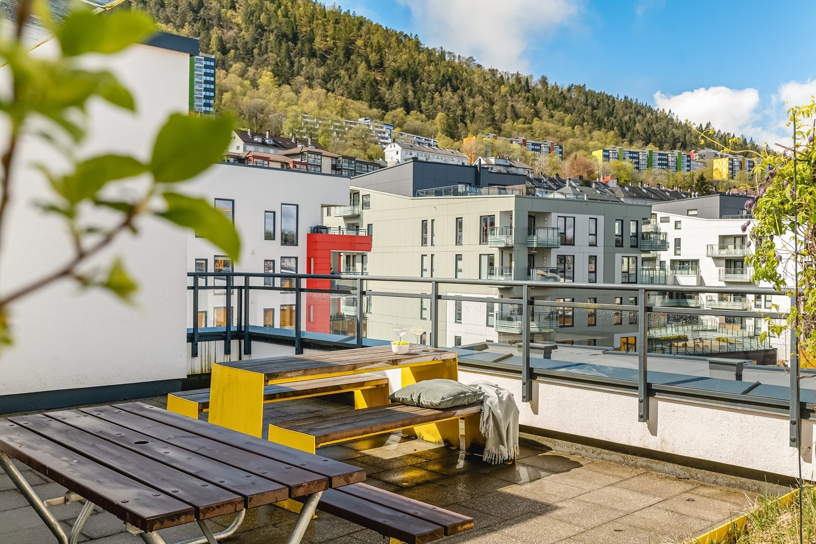 Rett ved leiligheten, har du svært enkel tilkomst til én av flere felles takterrasser. Denne er møblert, lett tilgjengelig fra leilighet og har ettermiddags- og kveldssol. Galleribilde