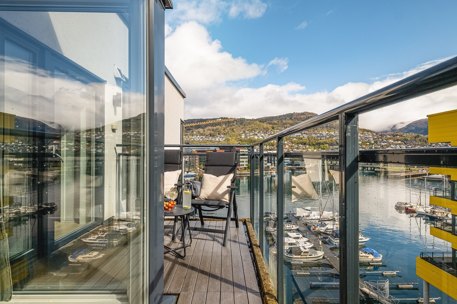 Balkongen på 6,5 m² har utgang fra stuen og god plass til en sittegruppe. Virkelig en herlig plassering for fin utsikt og solforhold. Galleribilde