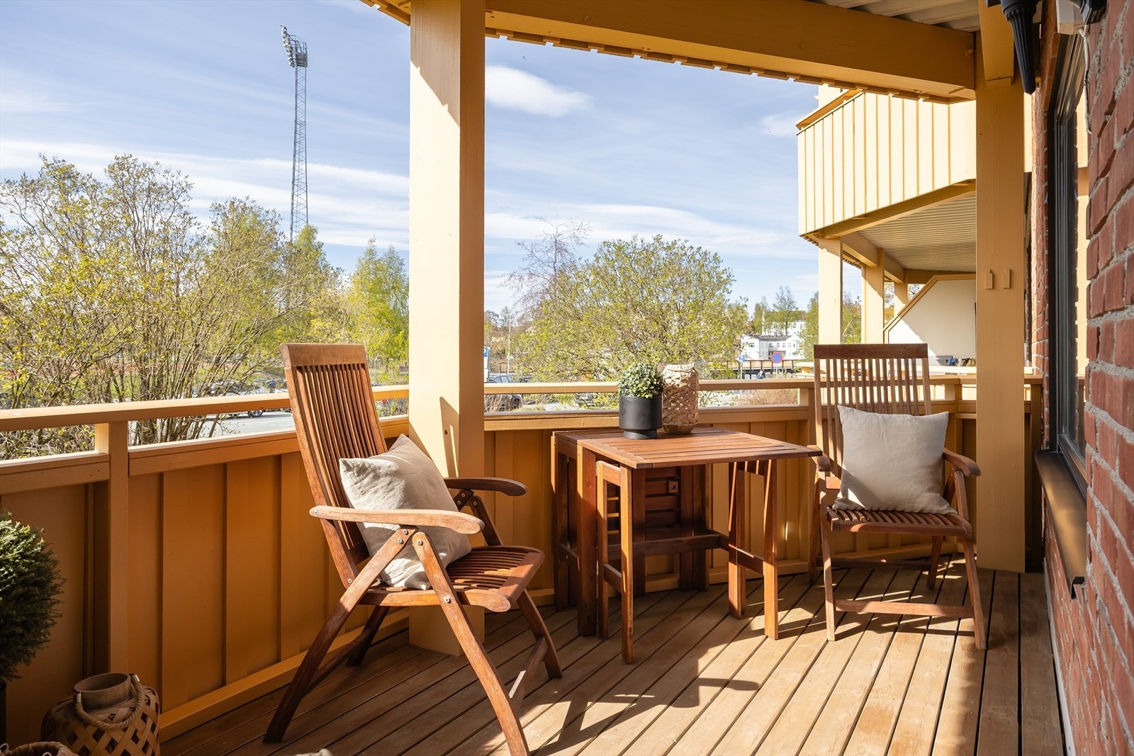 Direkte fra stue ligger leilighetens solrike og overbygde veranda på 12 m². Galleribilde