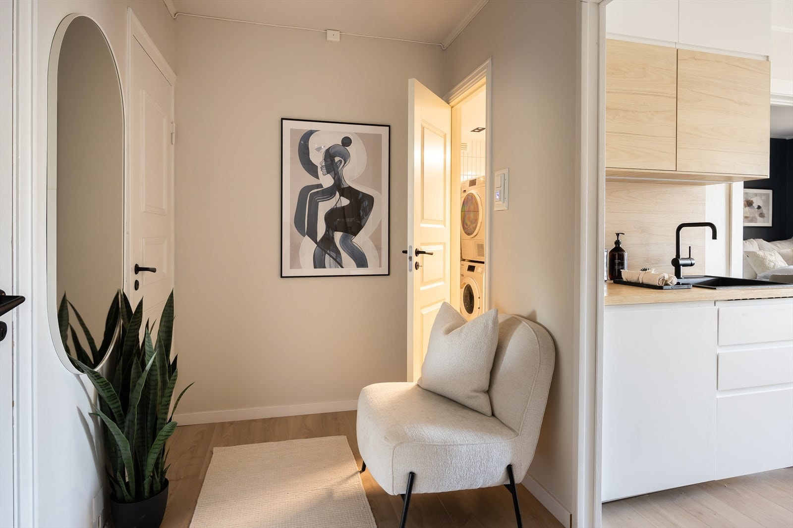 Leiligheten disponerer to boder i kjeller, i tillegg til én innvendig bod. Fryser i kjellerbod medfølger handelen. Galleribilde