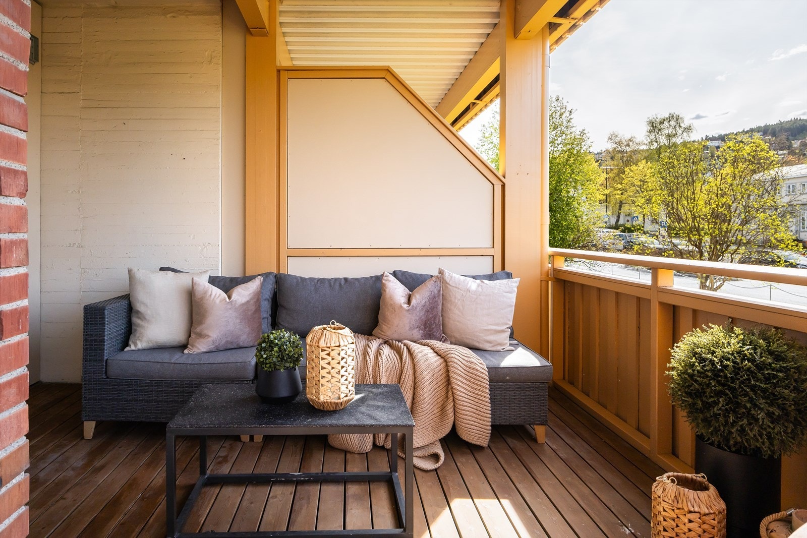 Verandaen er vestvendt og byr på gode solforhold fra ettermiddag til kveld. Galleribilde