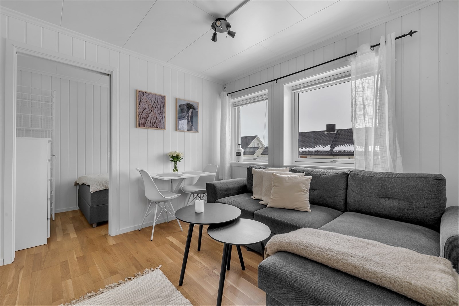 Meget praktisk planløsning. Effektivt utnyttet med ekstra soverom. Stuen er lys og luftig med flere vinduer som slipper inn dagslyset. Galleribilde