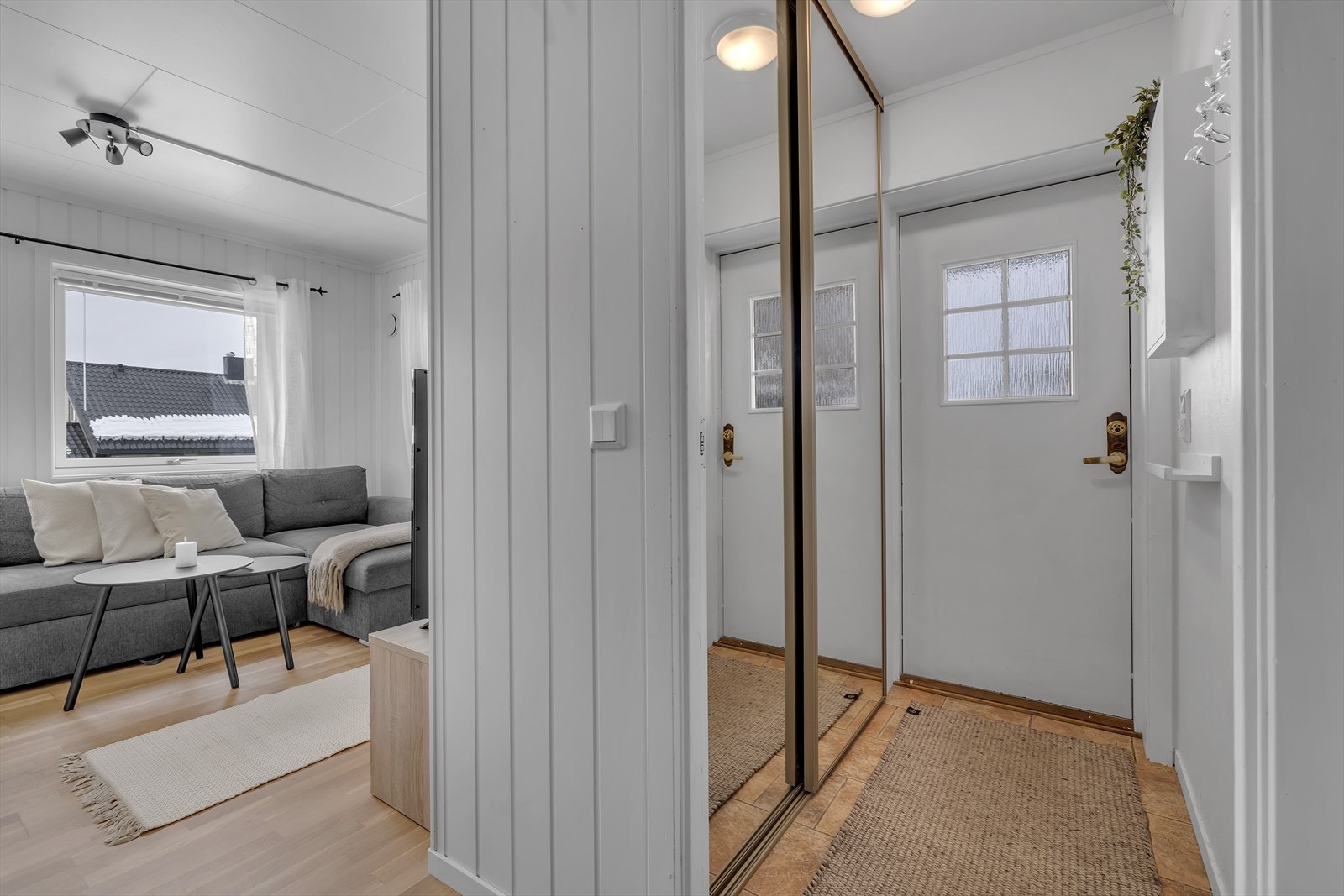 Entre med varmekabler i gulv og praktisk skyvedørsgarderobe. Galleribilde