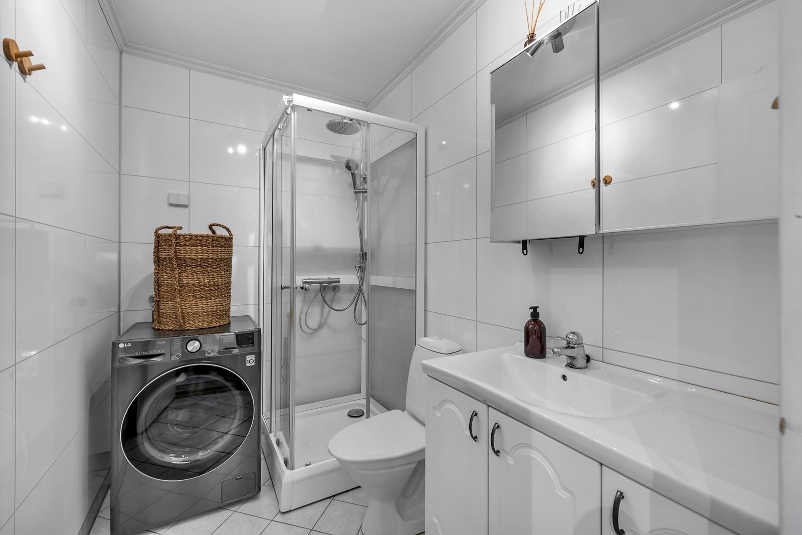 Badet er utstyrt med dusjkabinett med regnfallsdusj, servant med skuffeløsning, speilskap samt opplegg for vaskemaskin. Galleribilde
