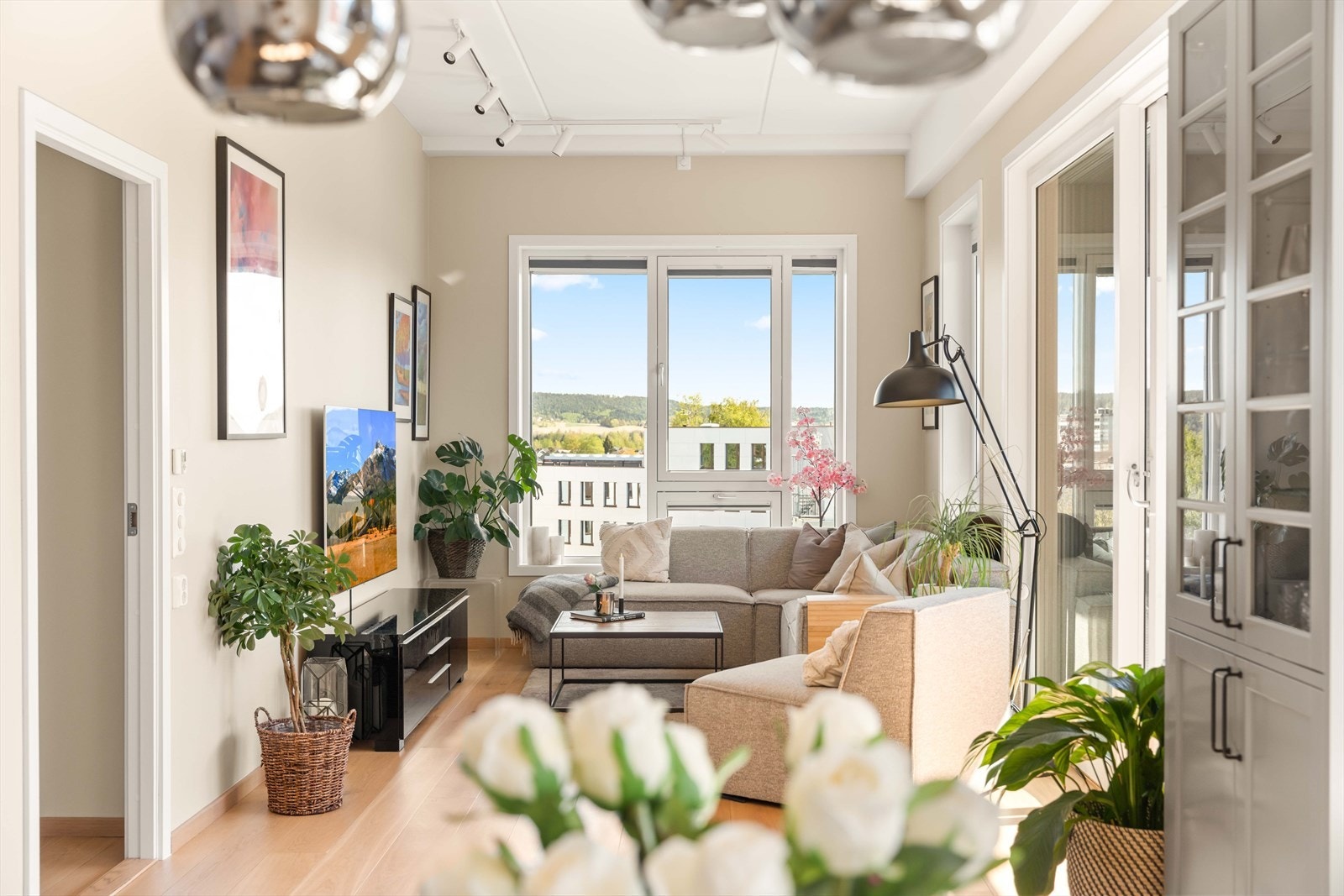 Stuen har god plass til en stor sofagruppe og møblering etter ønske. Galleribilde