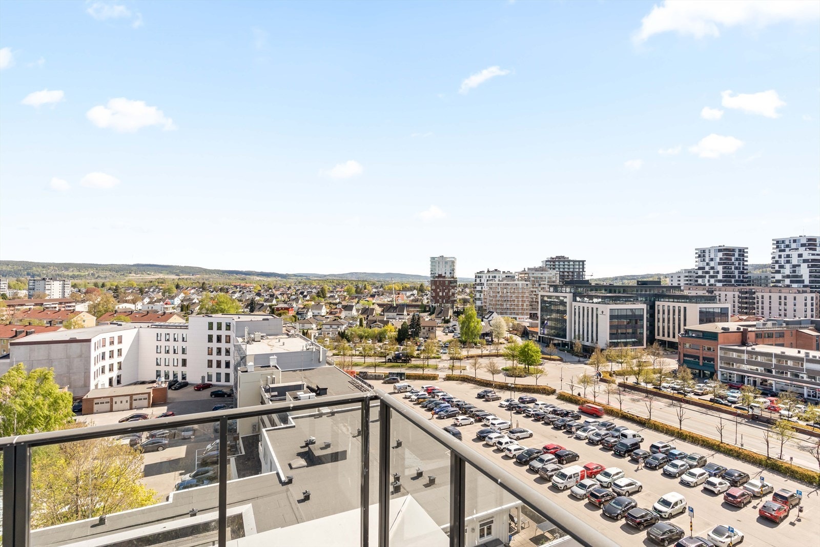 Kort vei til dagligvarebutikker som Meny og Bunnpris, kun 2 minutters gange unna. Galleribilde