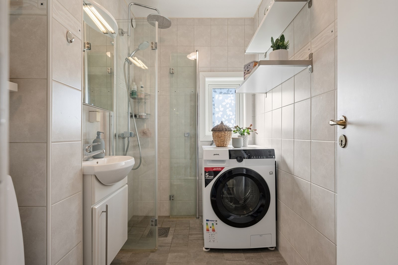 Badet fremstår som lyst og pent og er innredet med servant m/ speil, dusj og opplegg for vaskemaskin. Baderommet er fra 2008. Galleribilde