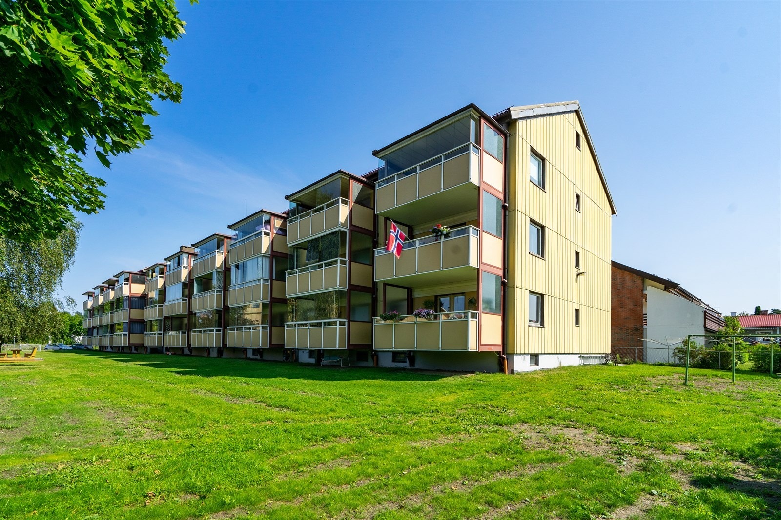 Leiligheten som selges er en 3-roms andelsleilighet med balkong (glass på to sider), med beliggenhet i byggets 1. etasje. Her bor du i et veldrevet borettslag med kort vei til alt byen har å by på. Galleribilde