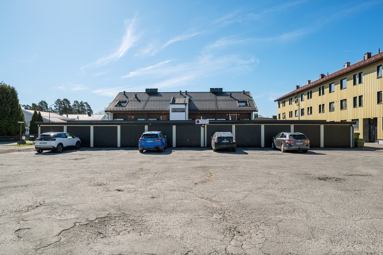 Leiligheten disponerer garasje i privat garasjeanlegg med 11 garasjer. Galleribilde