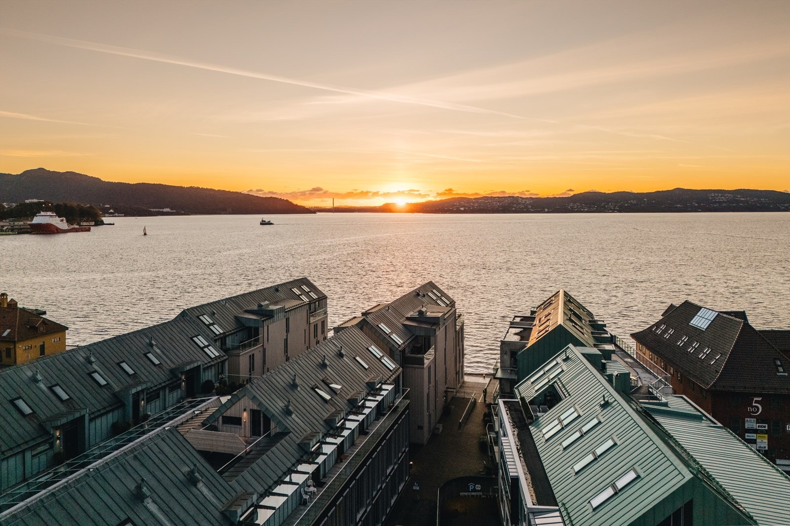 - Bo sentralt, men likevel med en landlig og herlig sjøutsikt - Galleribilde