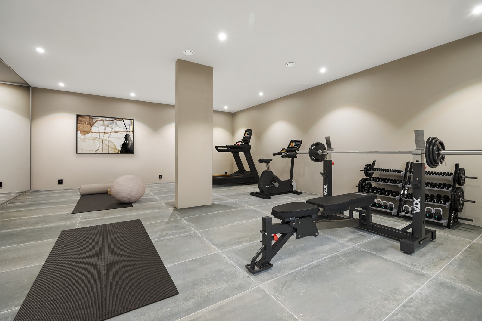 Den store boden i u.etasje er her digitalt innredet som treningsrom. Inspirasjonsbilde. Galleribilde