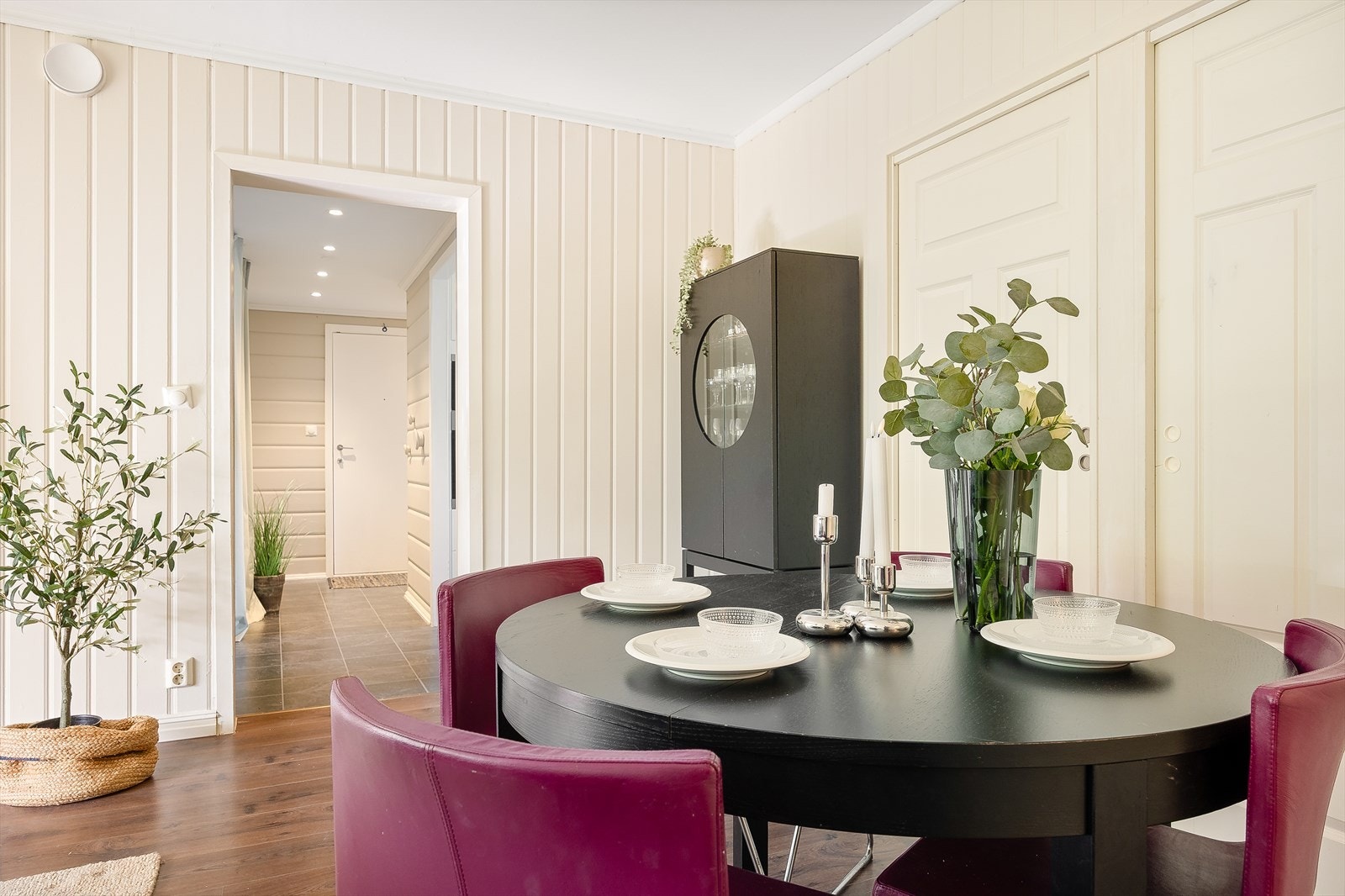 I stuen har man god plass til sofa og spisebord - her har man også 2 soverom på ca 4,7m². Galleribilde