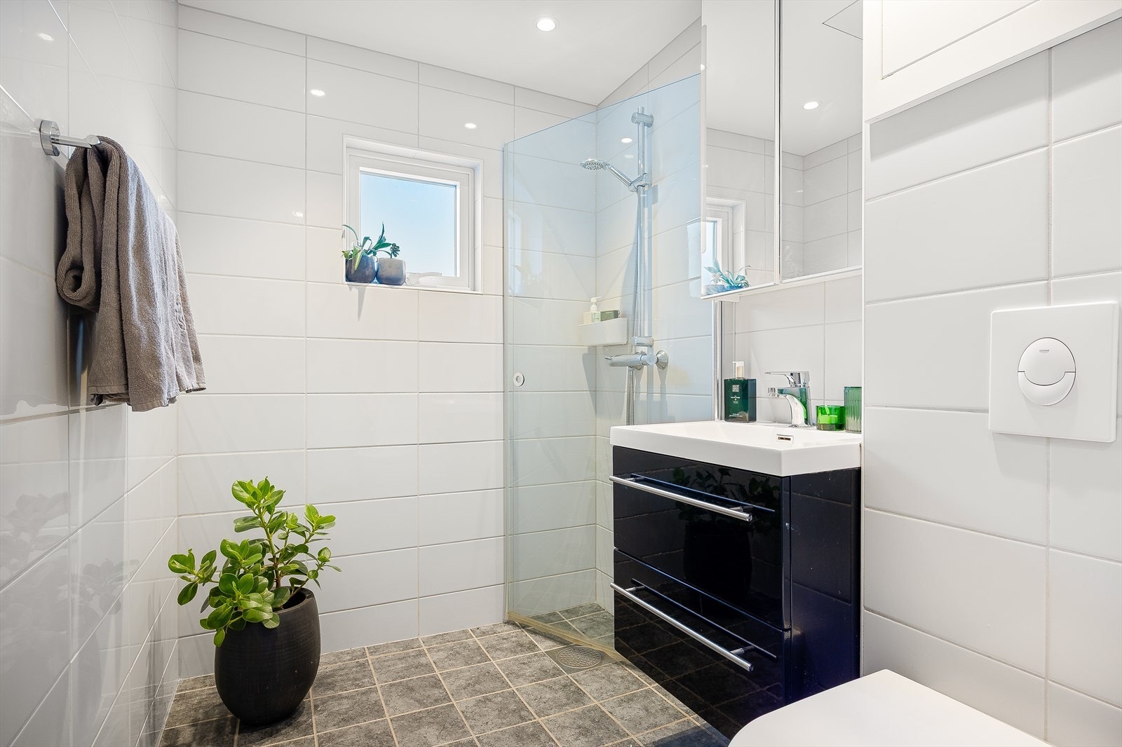 Badet ble pusset opp i 2018 i regi av borettslaget og er målt til 4,7m². Det er selvfølgelig varmekabler i gulvet, og opplegg for vaskemaskin. Galleribilde