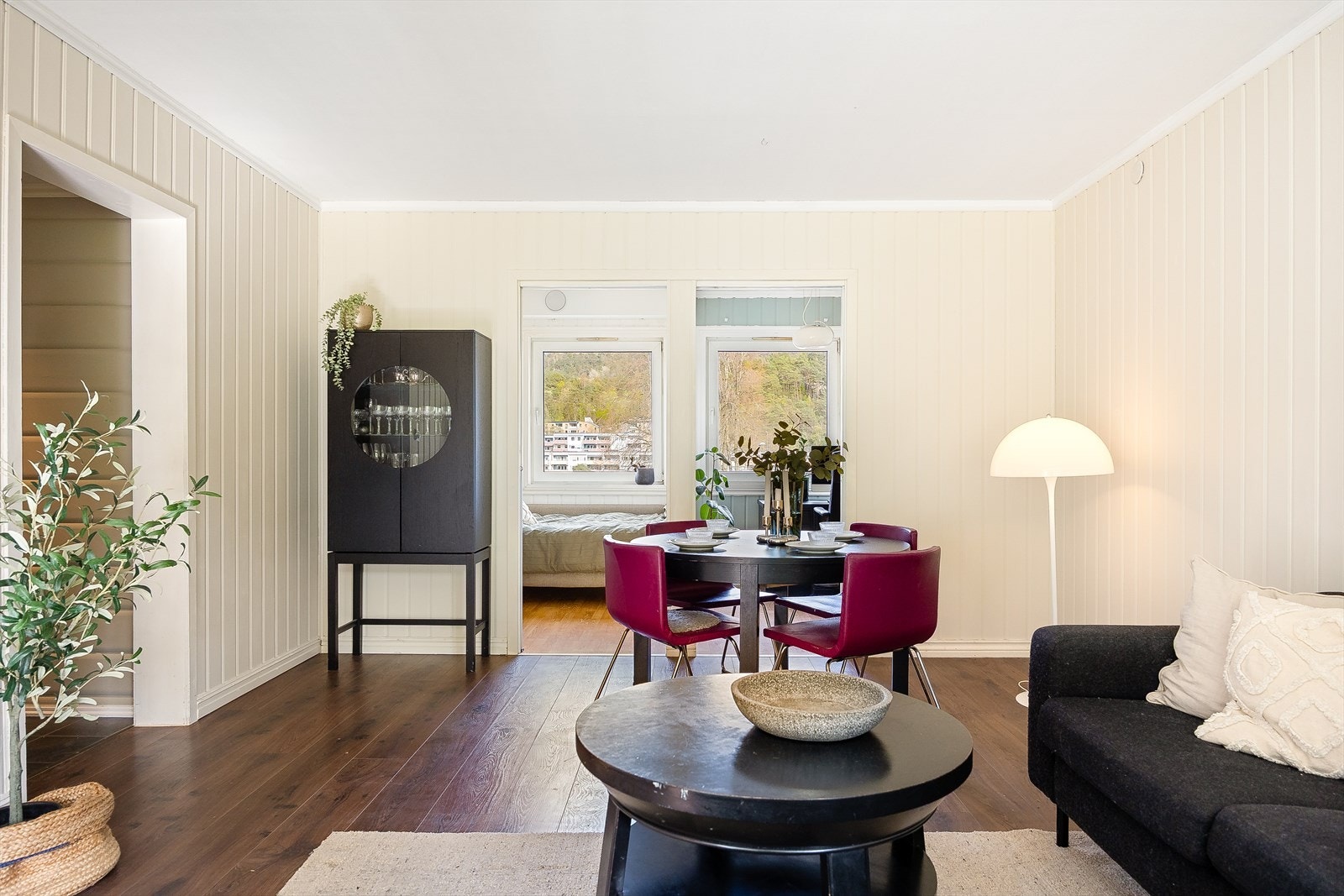Stuen er av god størrelse å måler ca. 20,7m² - i hele leiligheten ble det lagt opp balansert ventilasjon i regi av borettslaget som sikrer godt inneklima. Galleribilde