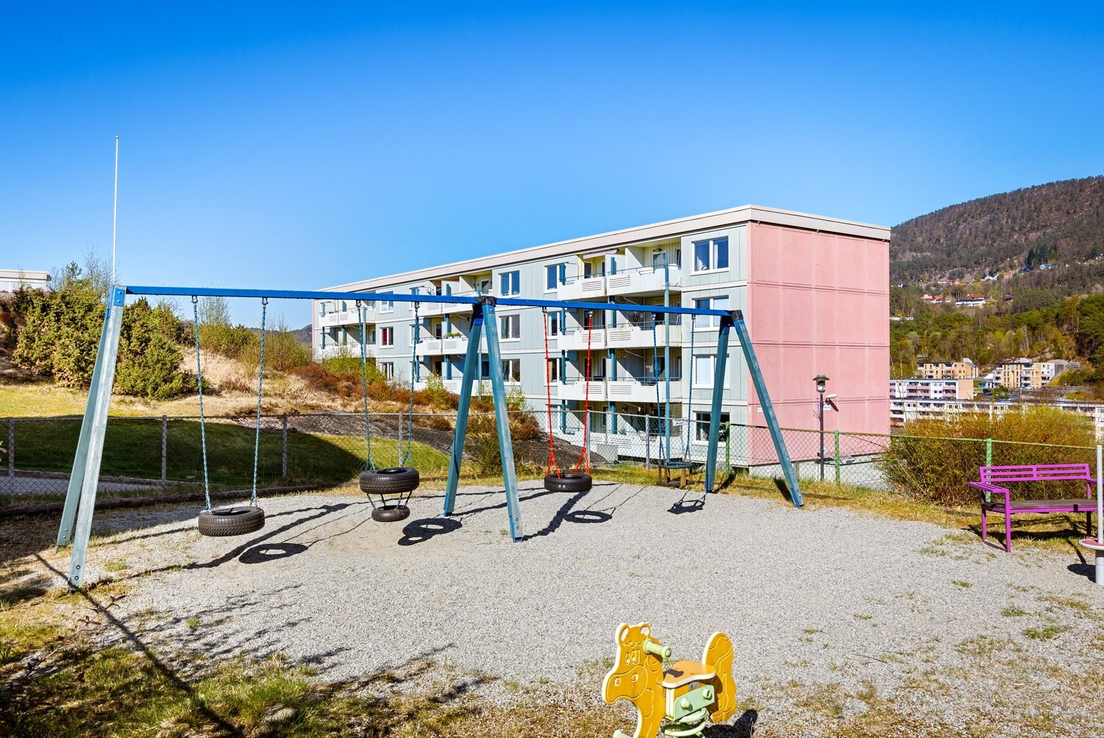 Borettslagets fellesarealer er pent opparbeidet med lekeplasser og grøntarealer. Galleribilde