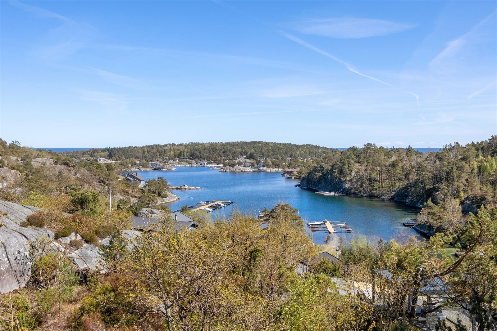 Fra hytten og terrassen er det vid utsikt mot Blindleia og havet i horisonten. Galleribilde