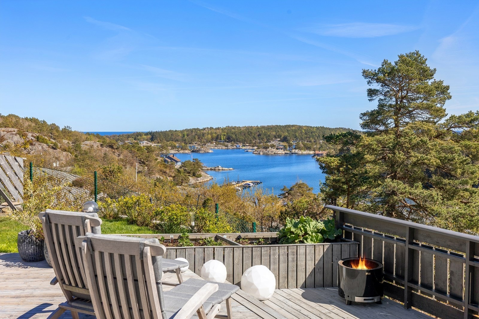 Fra terrassen er det vid utsikt mot Blindleia og skjærgården. Galleribilde