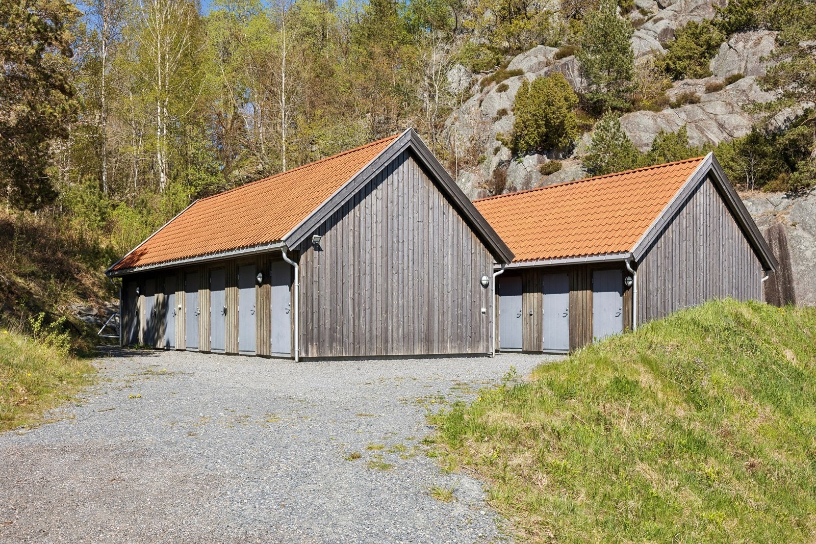Denne hytten disponerer egen sjøbod (nr. 20) i fellesanlegg like ved bryggen. Det er innlagt strøm i boden. Bodene ble oppført i 2015. Galleribilde