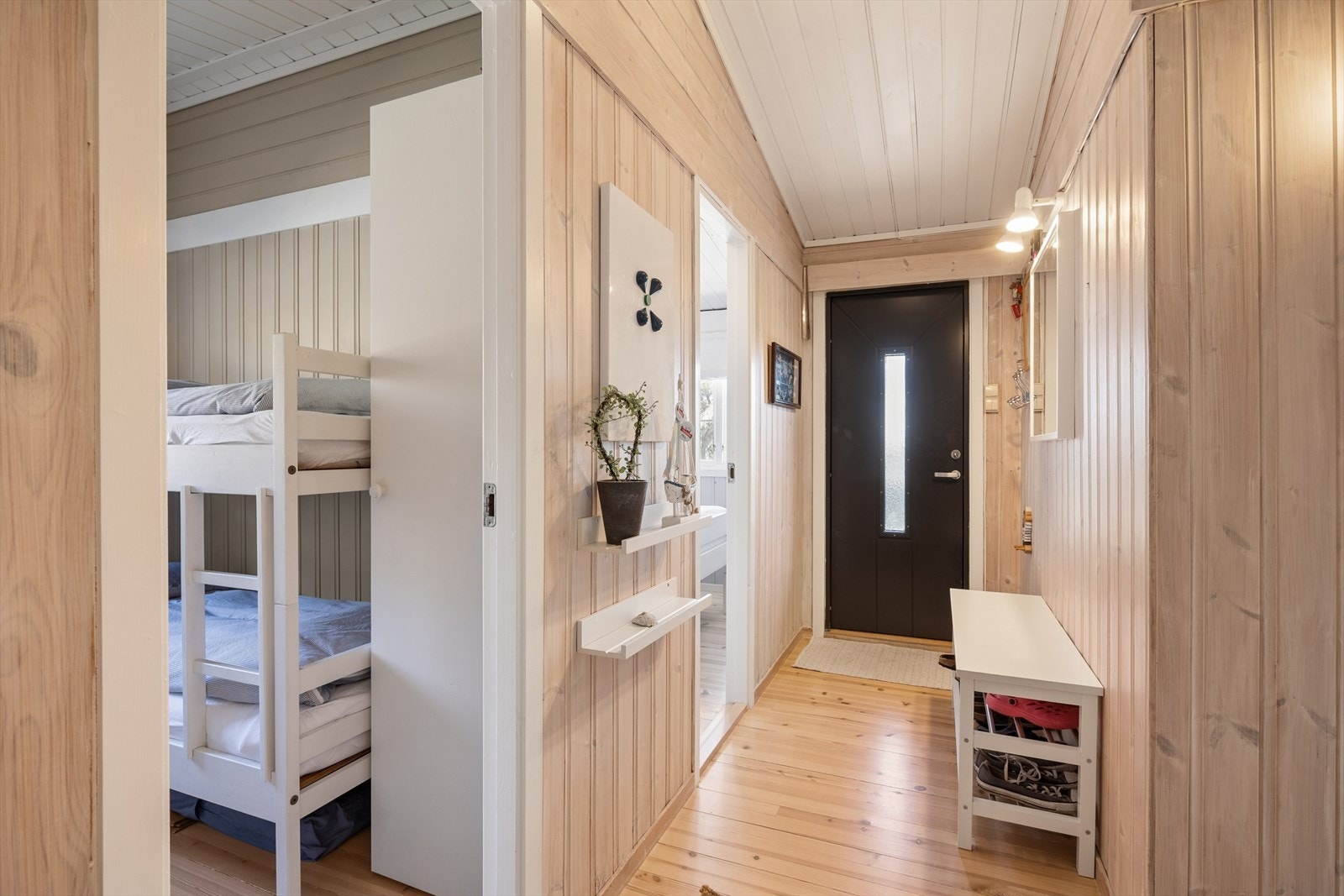 Velkommen inn i en lys og hyggelig entrè. Galleribilde