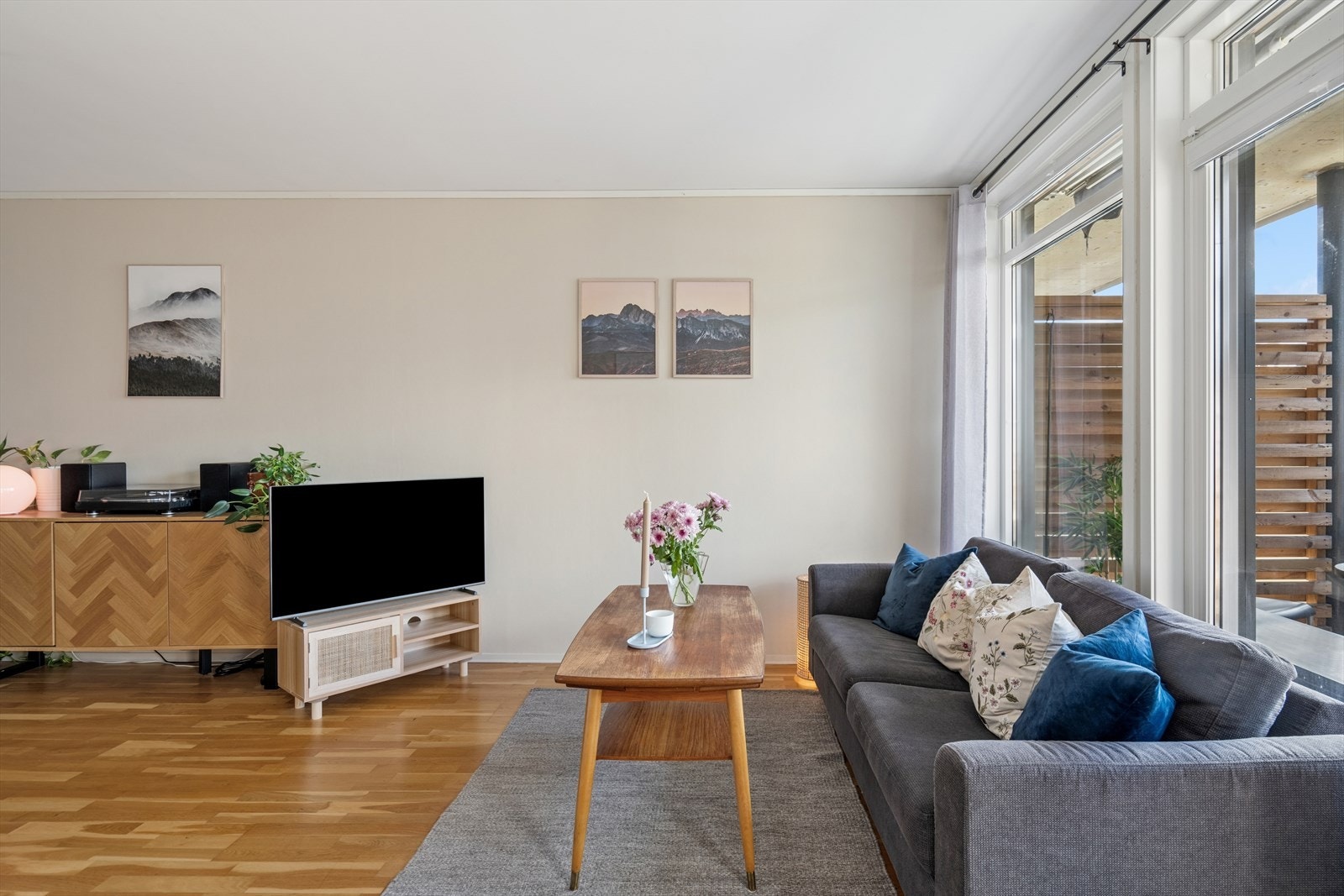 Det er parkett på gulvet med malt tapet og strie på veggene. Galleribilde