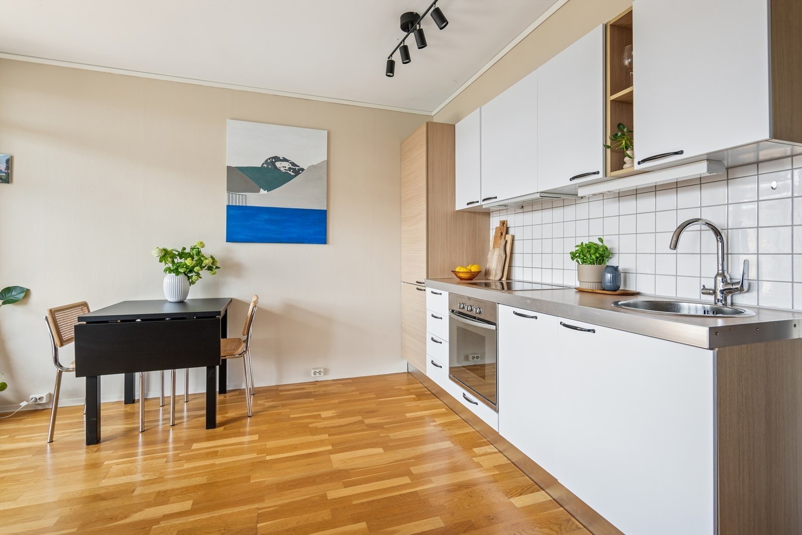 Leiligheten har en åpen og sosial planløsning, med vannbåren gulvvarme. Galleribilde