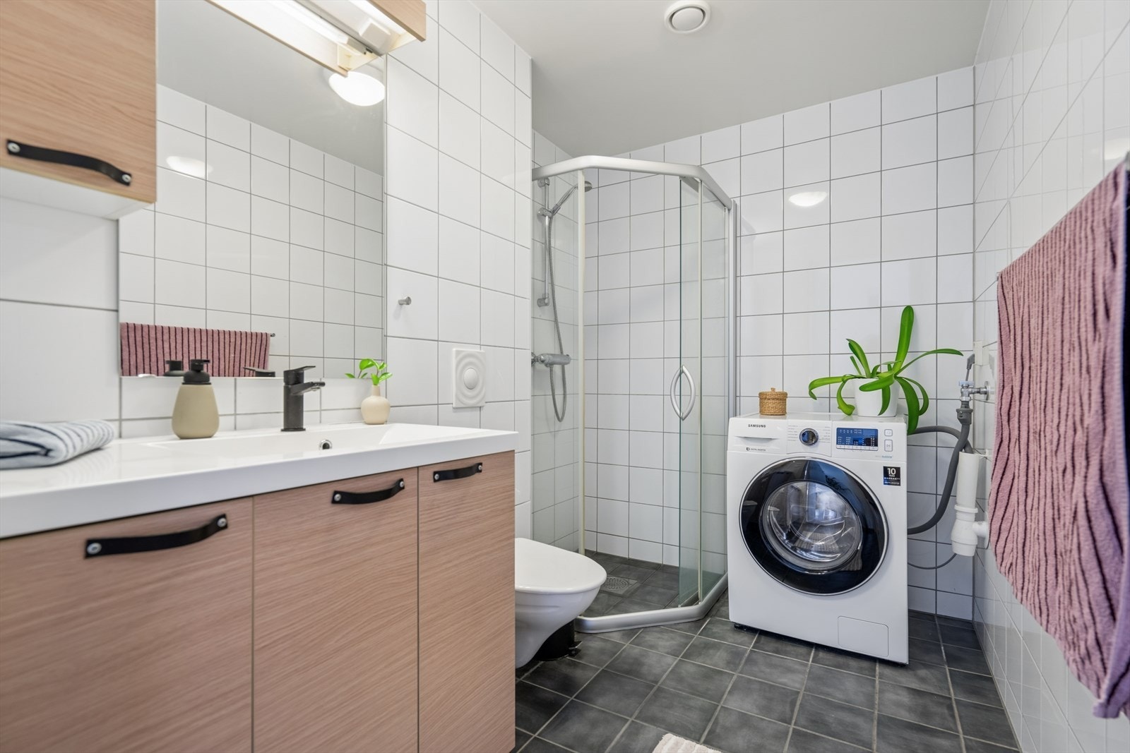 Badet har fliser på gulv og vegger. Galleribilde