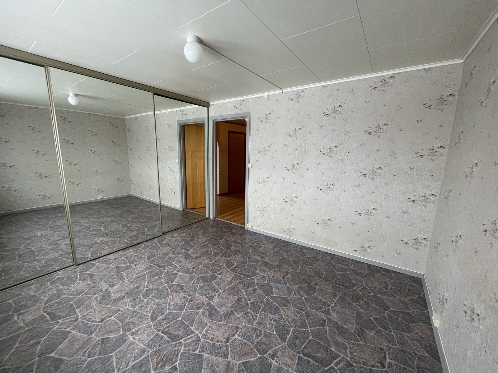 Garderobeskap på soverom. Galleribilde