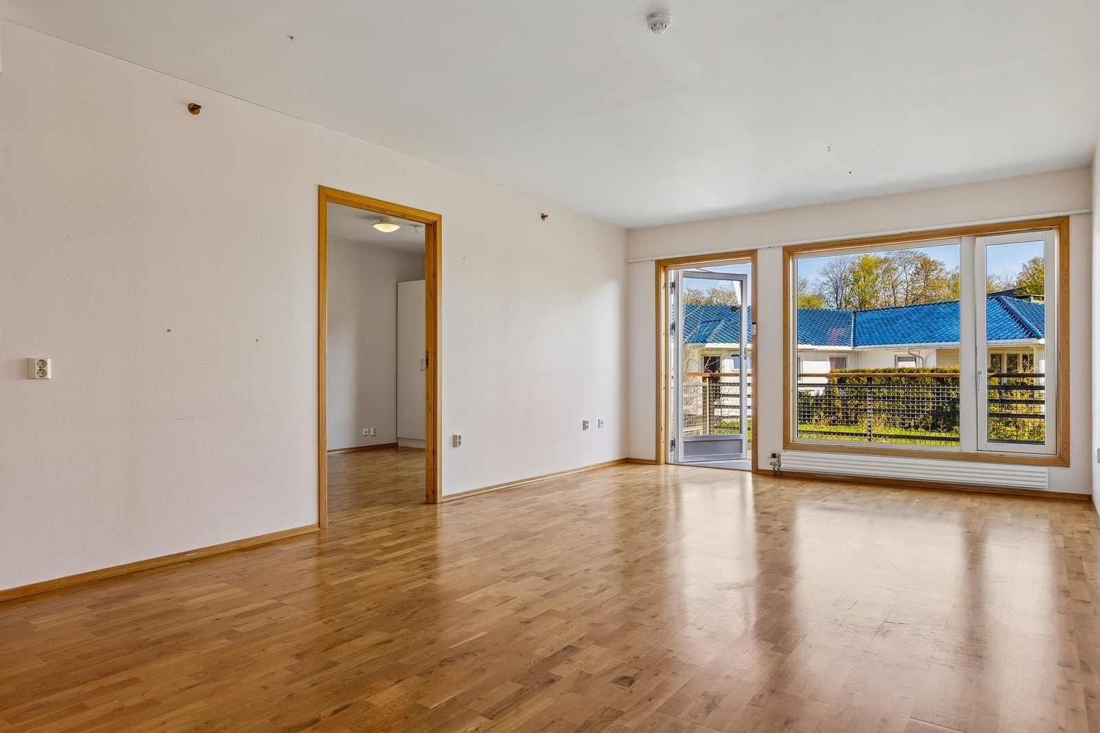 Stuen har god plass til både sofagruppe og spiseplass. Galleribilde