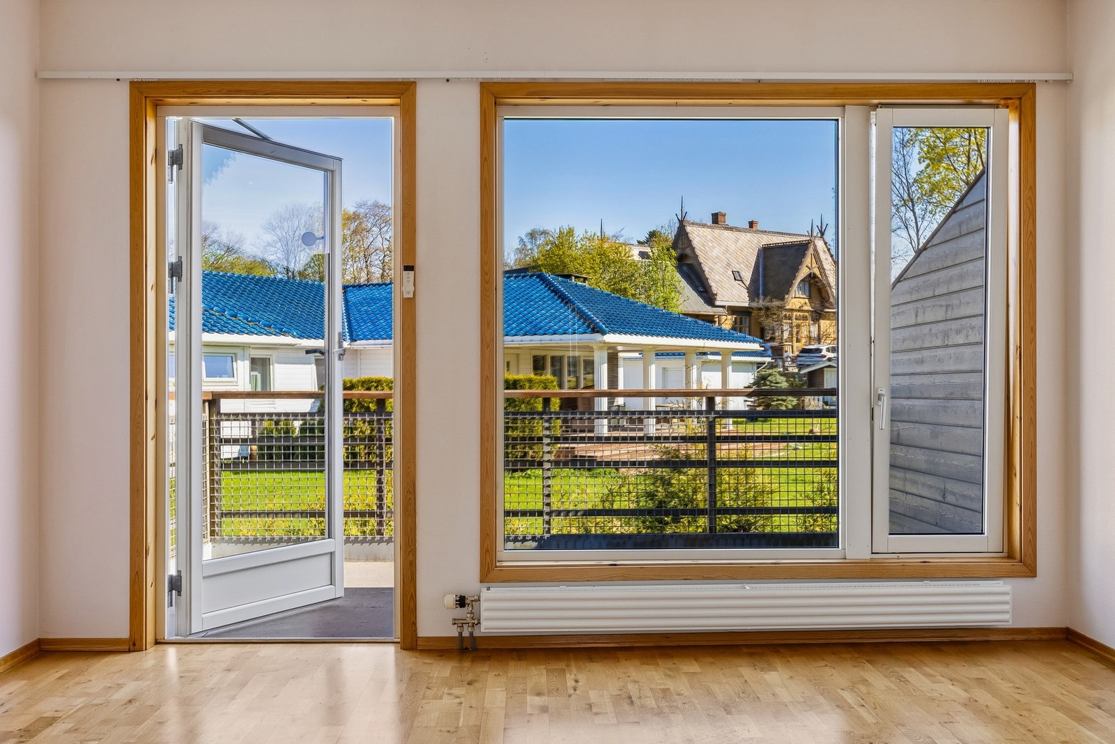 Lys og luftig stue med enkel adkomst til balkong. Galleribilde