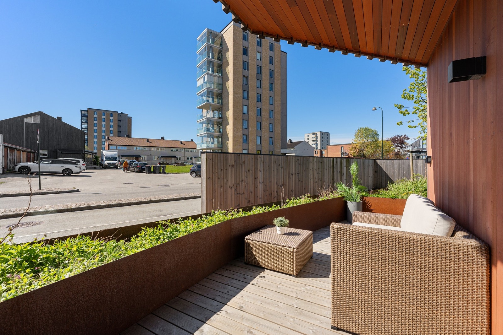 - Egen balkong som måler 16kvm | Praktisk med overbygd terrasse - Galleribilde