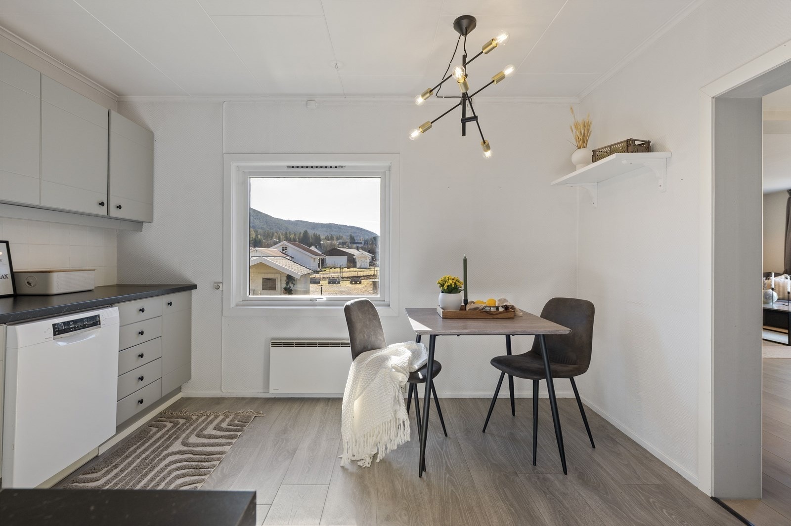 Lyst kjøkken i moderne fargekombinasjoner som er overflateoppusset. Galleribilde