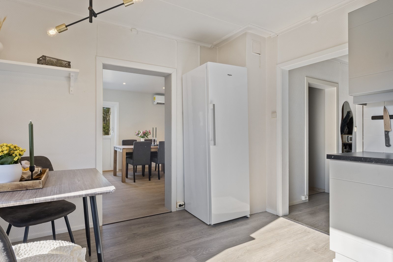 Det er frittstående plass til hvitevarer på kjøkkenet. Galleribilde