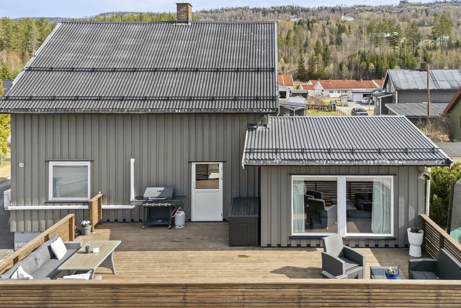 Generøs terrasse med flere møbleringsmuligheter til utemøblene. Galleribilde