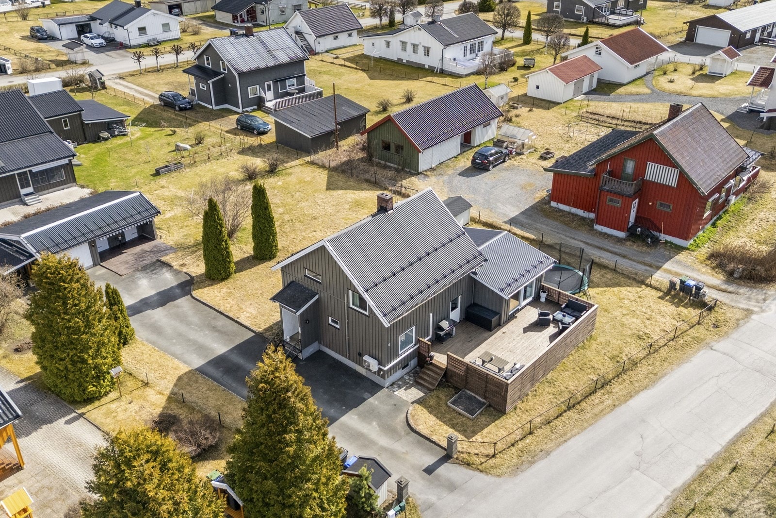 Romslig tomt som er pent opparbeidet med plen, beplantninger og inngjerdet. Galleribilde