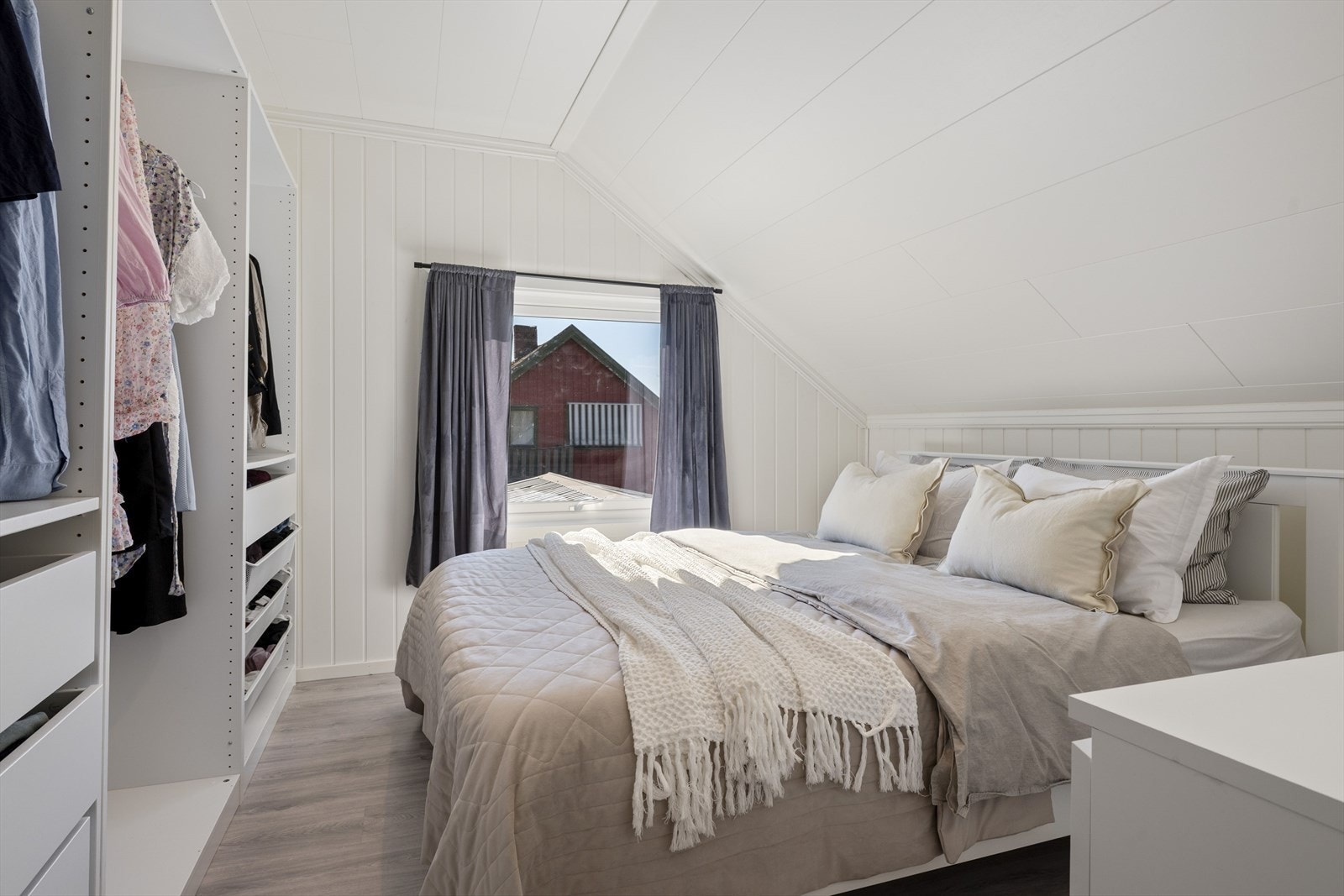 Lyst og romslig hovedsoverom med rikelig plass i garderobeløsning. Galleribilde