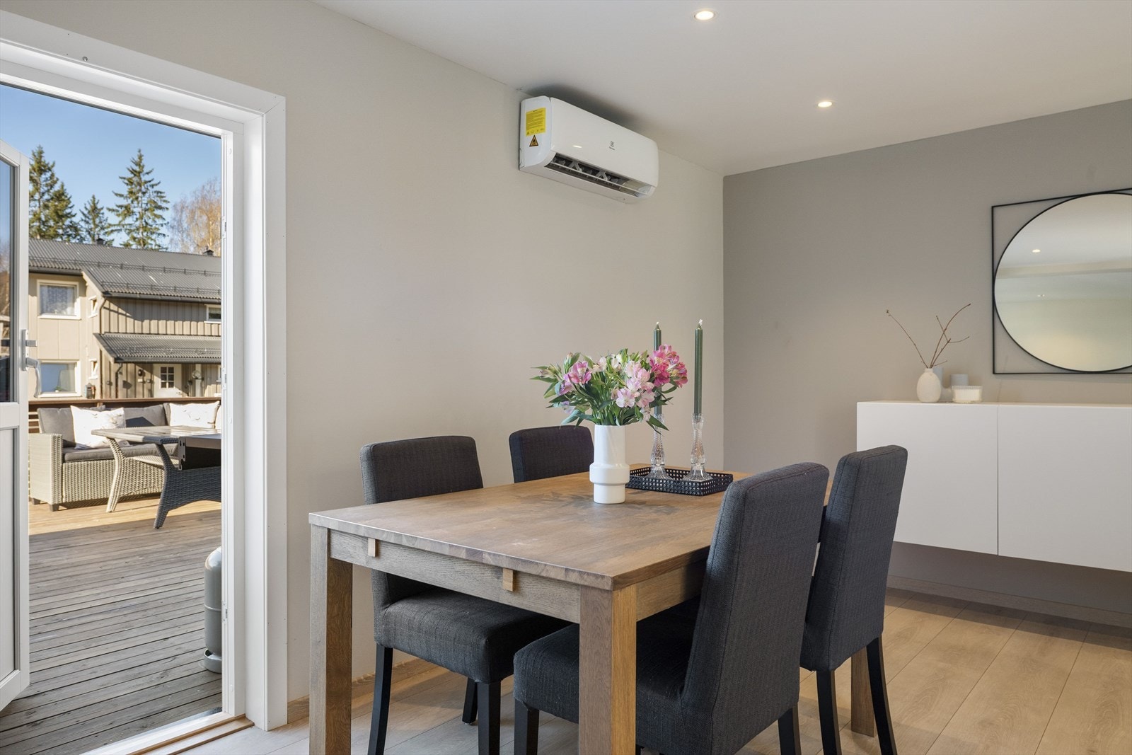 Fra spisestueområdet er det utgang til stor solrik terrasse. Galleribilde