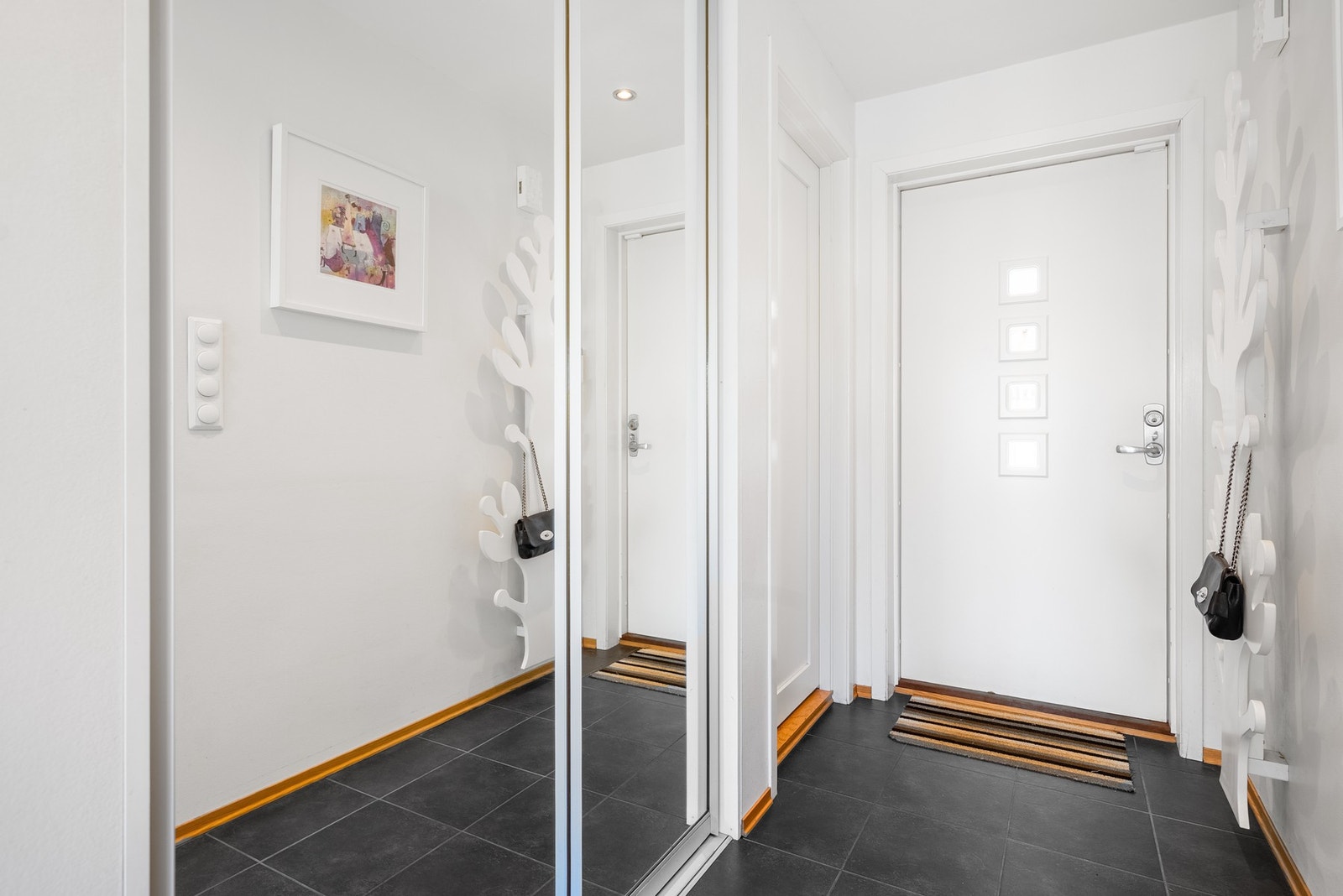 Velkommen inn! Entré innredet med skyvedørsgarderobe Galleribilde