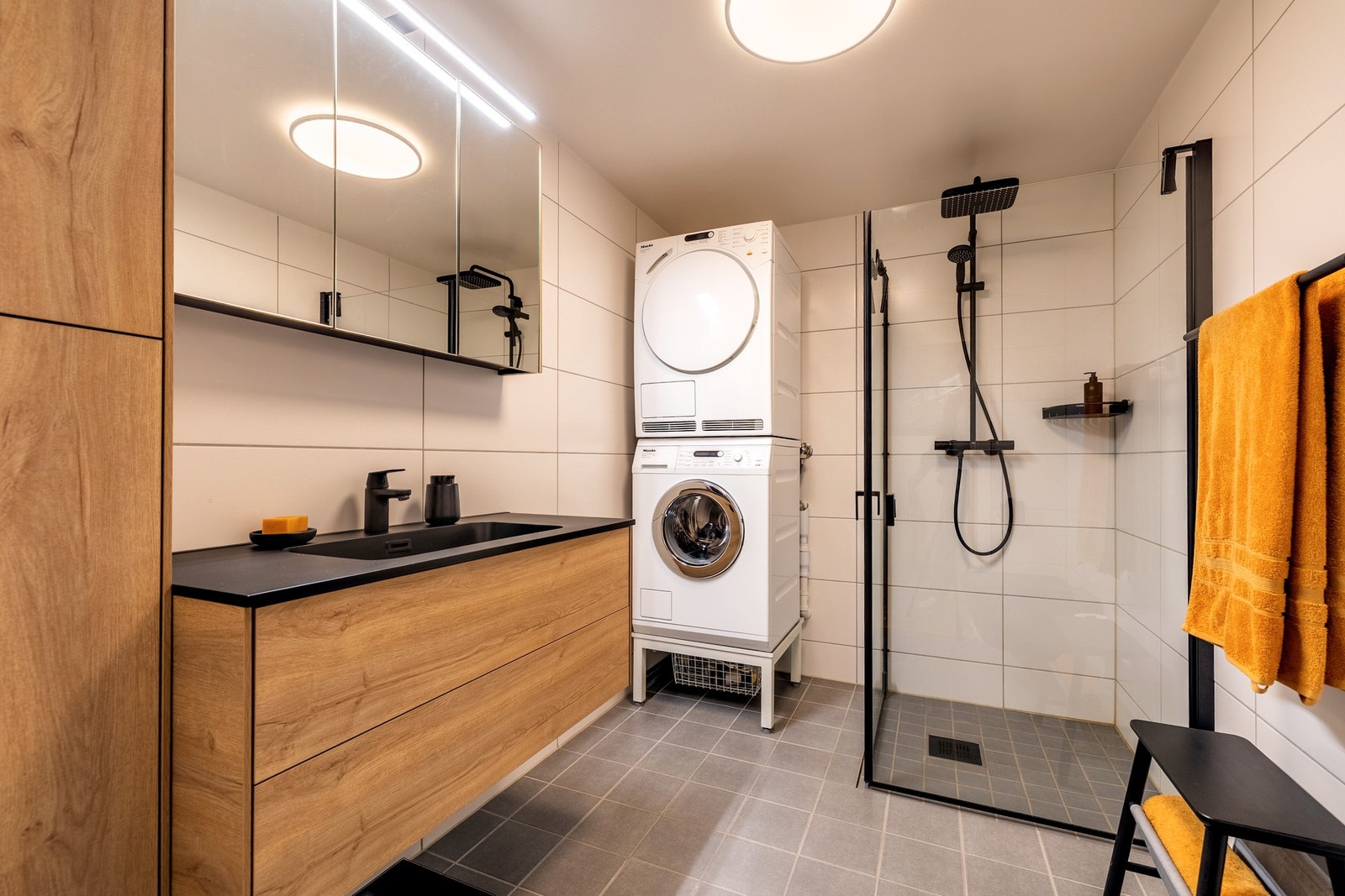 Badet har flislagte vegger- og gulv, elektriske varmekabler og downlights. Galleribilde