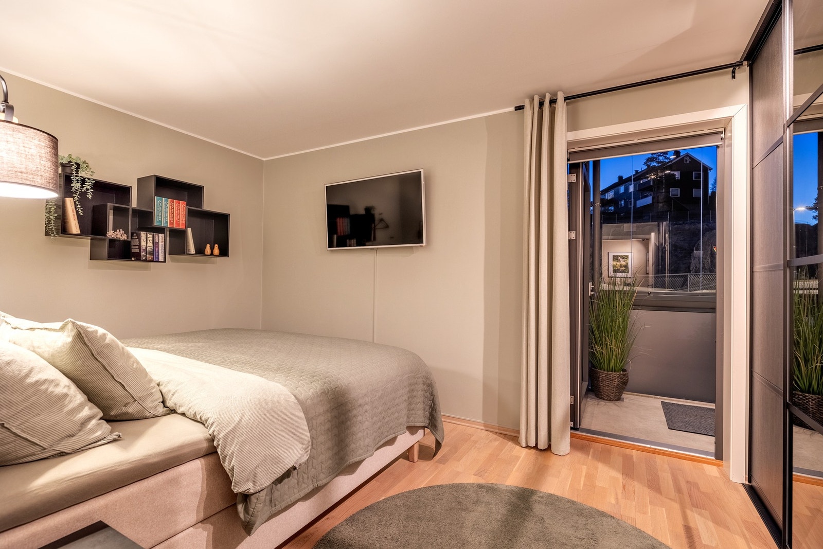 Hovedsoverommet er romslig og har utgang til en flott, innglasset balkong på ca. 6 kvm. Galleribilde