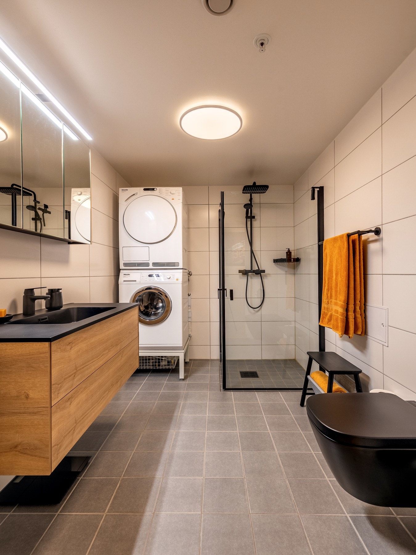 Badet har flislagte vegger- og gulv, elektriske varmekabler og downlights. Galleribilde