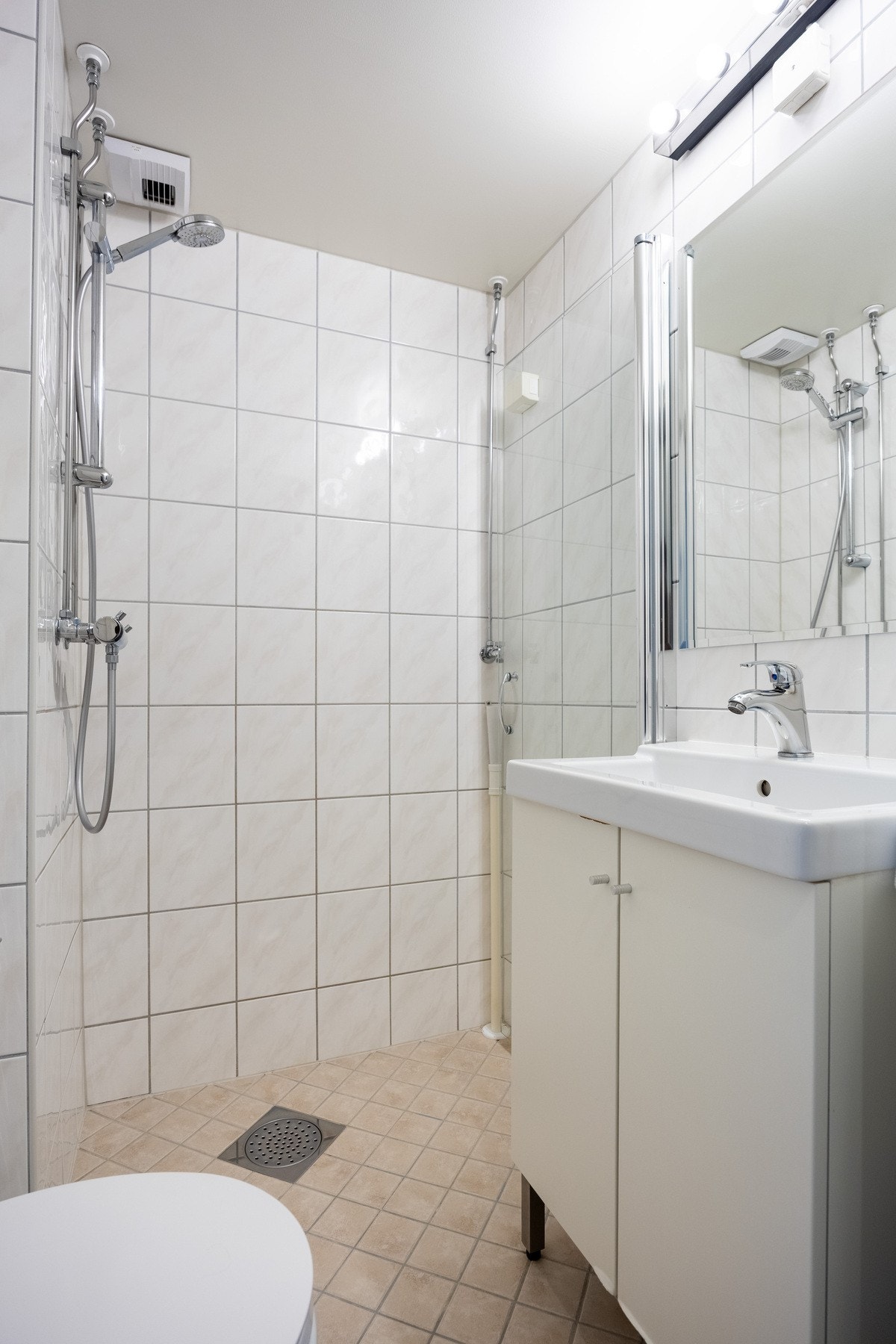 Badet har gulvvarme, samt opplegg for vaskemaskin. Det er også fellesvaskeri i borettslaget. Galleribilde