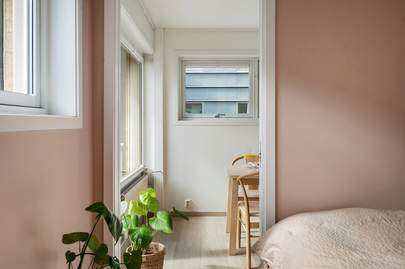 Leiligheten har innbydende overflater med slette malte vegger og lys 1-stavs laminat på gulv. Galleribilde