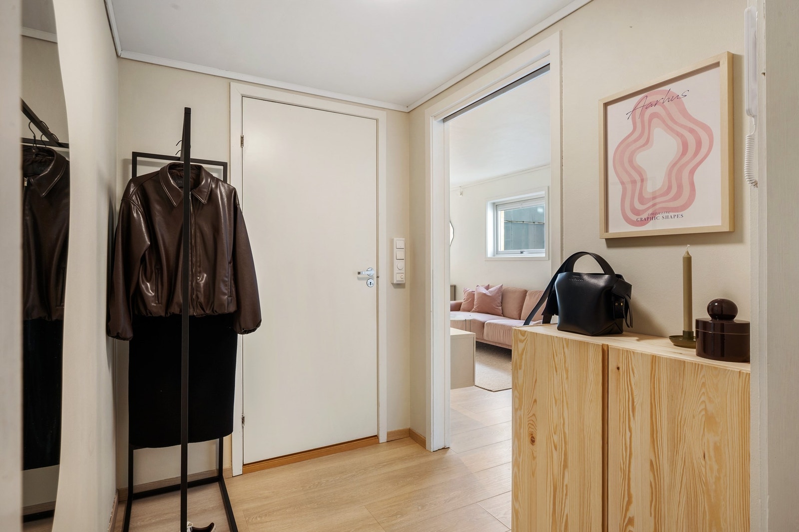 En lys og fin entré møter deg forbi inngangsdøren med plass til å henge fra deg. Galleribilde