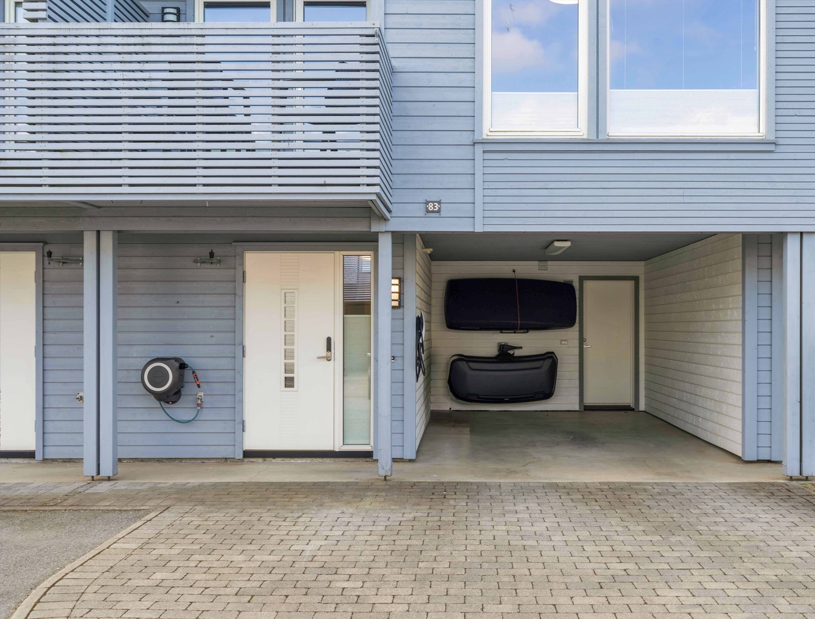 Inngangsdør med carport og billader Galleribilde