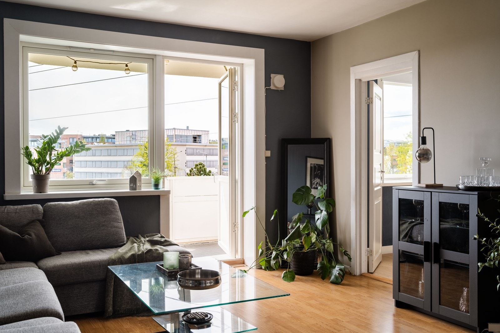 Dette er en stor 3-roms leilighet med en god takhøyde på 2,51 meter og utgang til en sørvestvendt balkong. Galleribilde