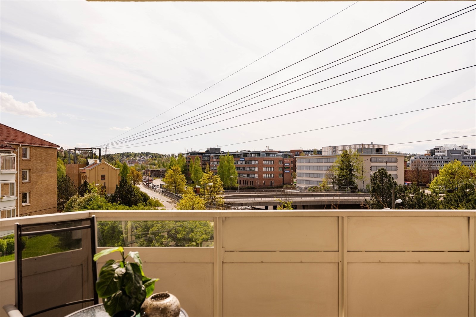 Fra leiligheten ser man mot Bryn og nærområdet. Galleribilde