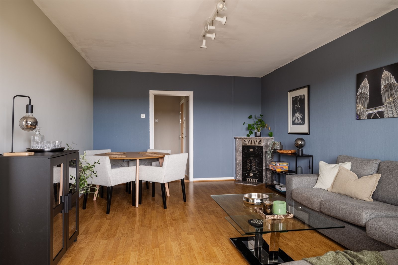 Stuen er lett å møblere med adskilte soner for spisebord og sofa. Galleribilde