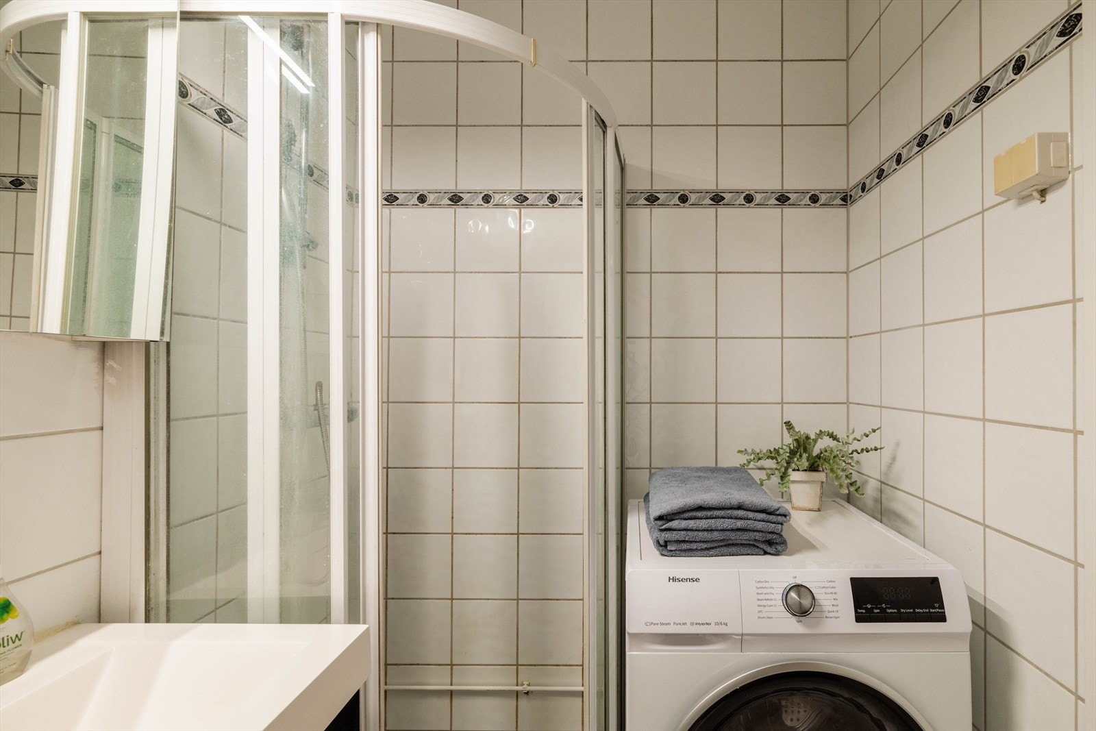 Det er opplegg for vaskemaskin på badet. Borettslaget har også et fellesvaskeri. Galleribilde