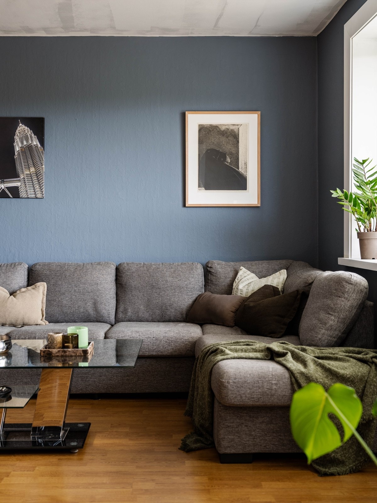 Vegger med en kombinasjon av tapet og kalkmaling. Galleribilde