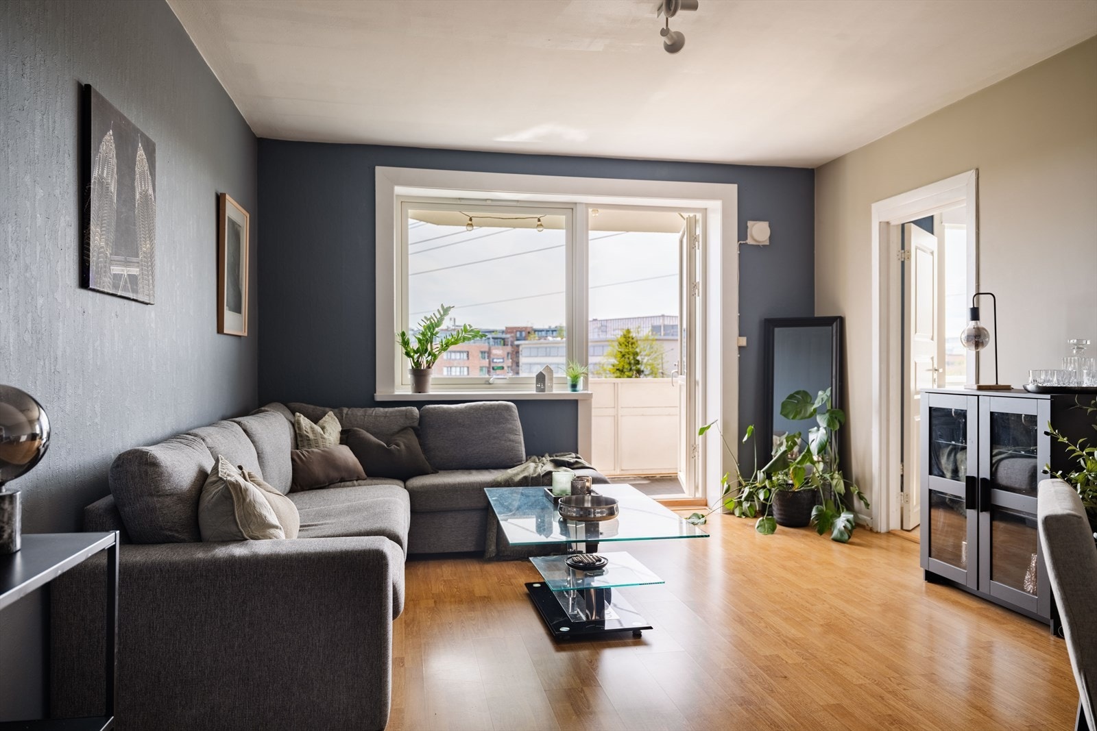 Stuen har plass til både sofagruppe og spisebord, og en peisovn gir ekstra varme og hygge. Galleribilde